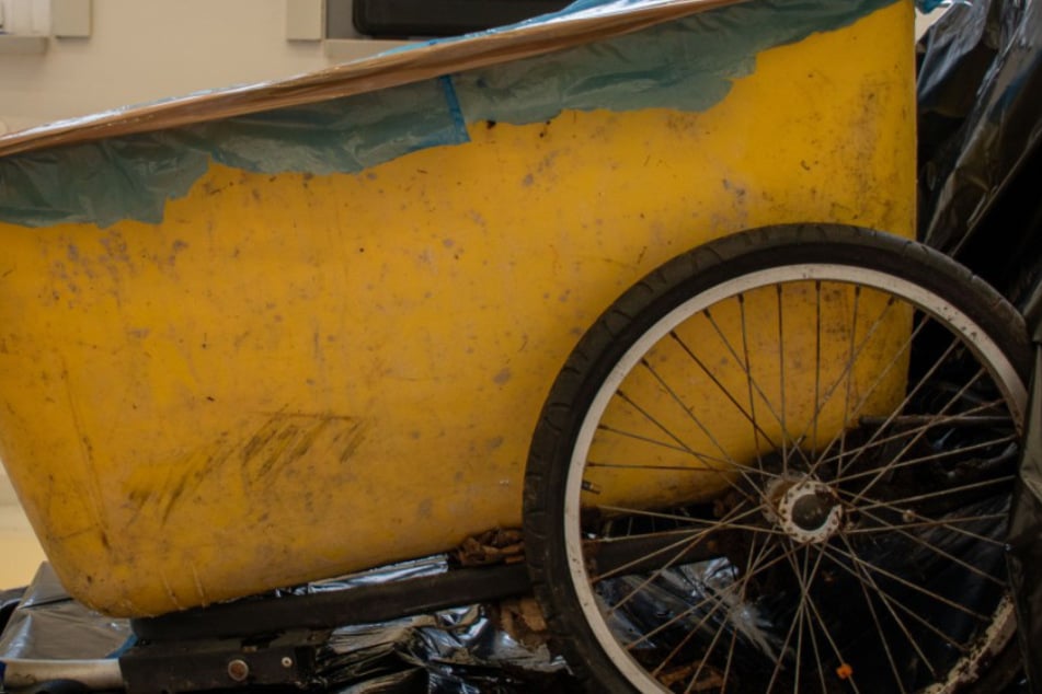 In dieser gelben Kiste beziehungsweise Mörtelwanne wurde am 28. Februar in Rostock eine Leiche gefunden.