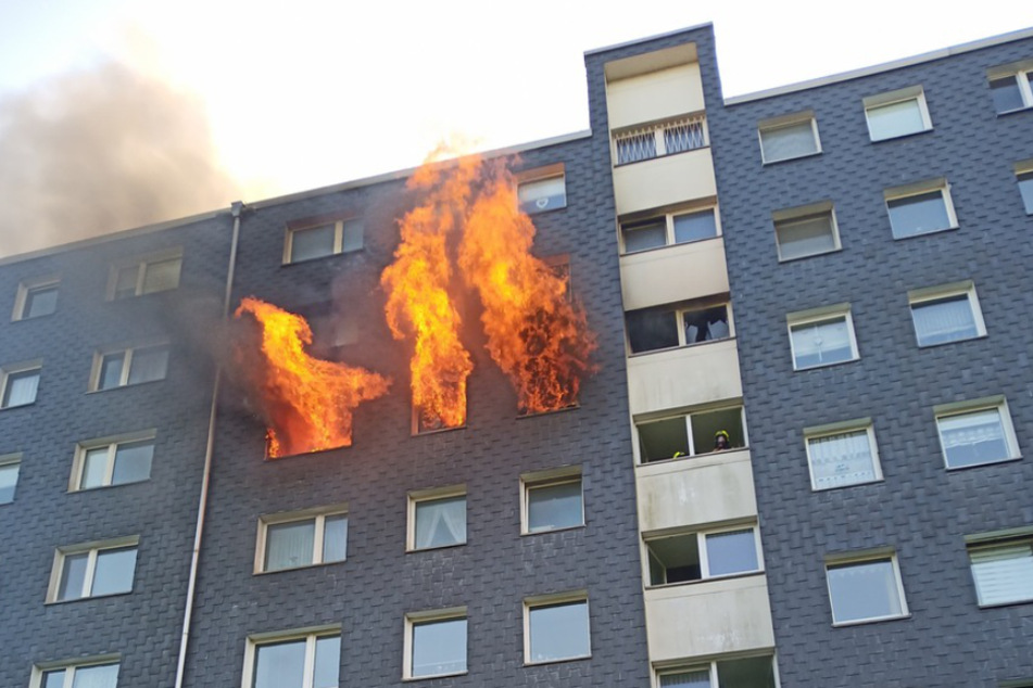 Beim Eintreffen der Feuerwehr stand die Wohnung schon komplett in Flammen.