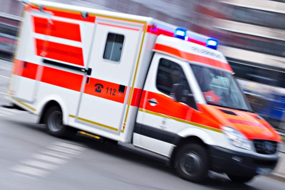Die Rettungskräfte mussten den Verletzten in ein Krankenhaus bringen. (Symbolbild)