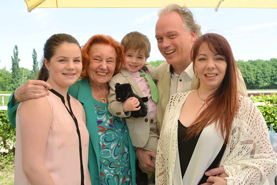 Eine glückliche Sarrasani-Familie: Satin (13), Ingrid (84), Noah (3), André (45) und Edith (40, v.l.).