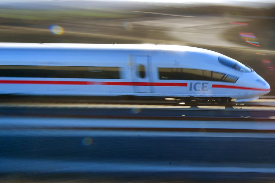 ICE-Fahrgast will keine Maske tragen, dann bespuckt und beleidigt er einen Polizisten