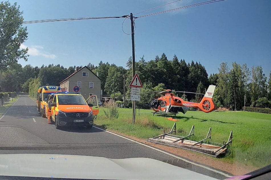 Ein Rettungshubschrauber brachte die schwer verletzten Quadfahrer in eine Klinik.