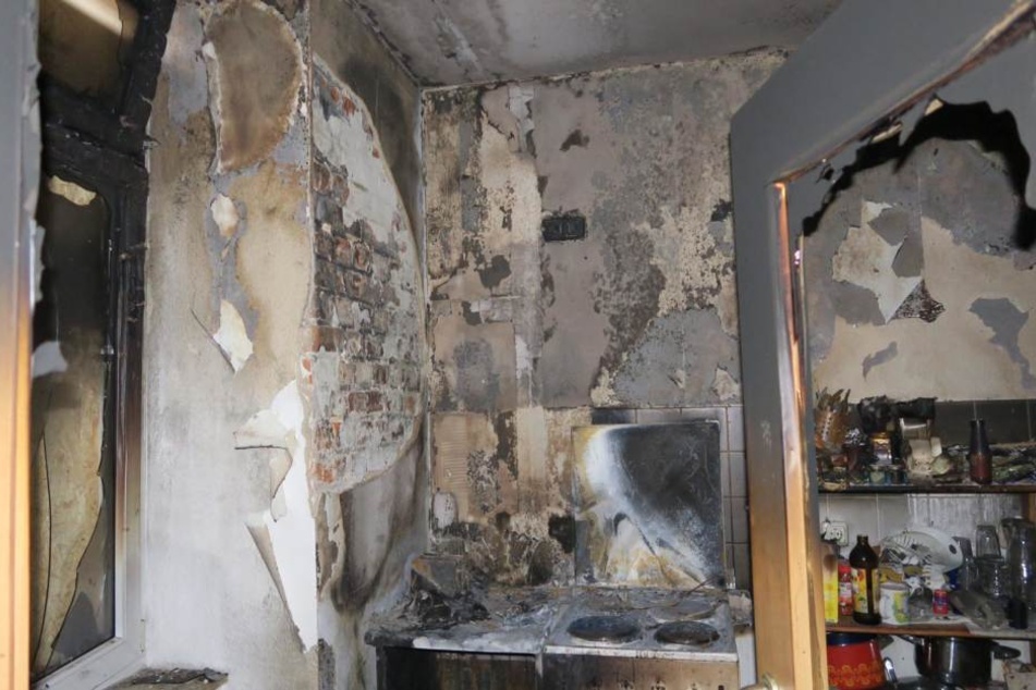 Grauenhafter Blick in die Küche. Brandursache war offenbar eine Verteilersteckdose, die sich auf dem Schrank links neben dem Herd befand.