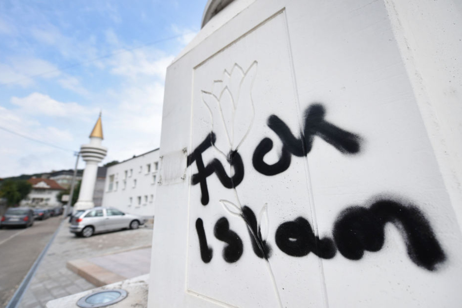 Zu Hassverbrechen gehören beispielsweise islamfeindliche Parolen (Archivbild).