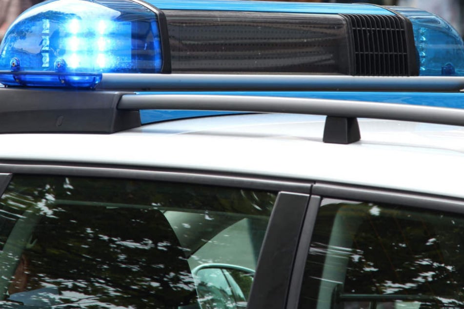 Sowohl die Polizisten als auch der betrunkene Fahrer erlitten durch die eingeschlagene Scheibe Schnitt-Verletzungen (Symbolbild).