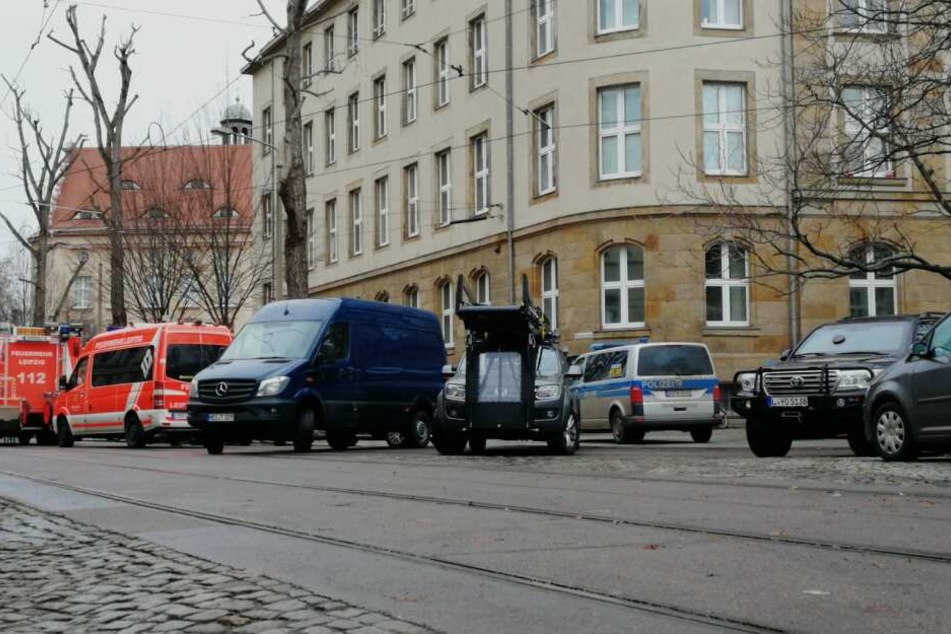 Gegen 12.30 Uhr konnte der 21-Jährige von der Fensterbank gezogen werden.