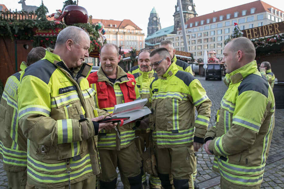 Wachabteilungsleiter Steffen Kühnemann (55) überprüfte mit seinen Kameraden
der Wache Albertstadt Anfahrtswege und die Löschwasser-Zapfstellen.