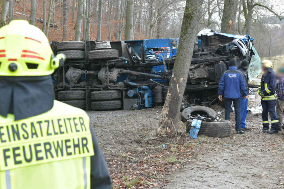 Der Laster krachte gegen einen Baum und kippte um.