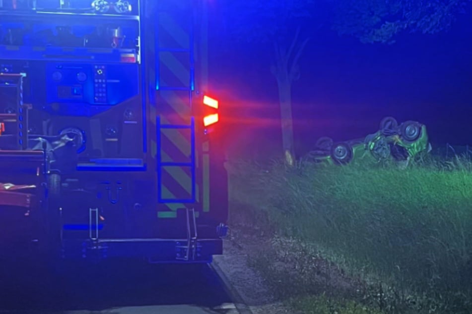 Alkohol am Steuer? Junger Autofahrer bei Crash gegen Baum schwer verletzt