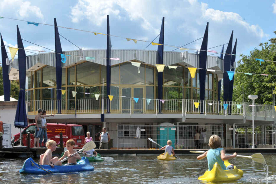 Mehrere Hallen und, wie hier, der Rundpavillon verteilen sich über das Gelände des Parks.