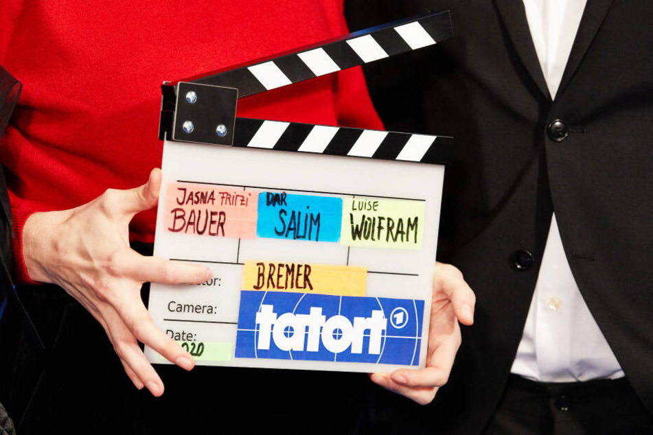 Jasna Fritzi Bauer, Schauspielerin, hält eine Filmklappe vom Bremer Tatort.