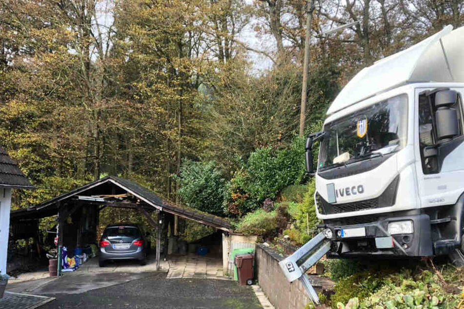 Das angrenzende Grundstück verfehlt der Laster nur knapp.