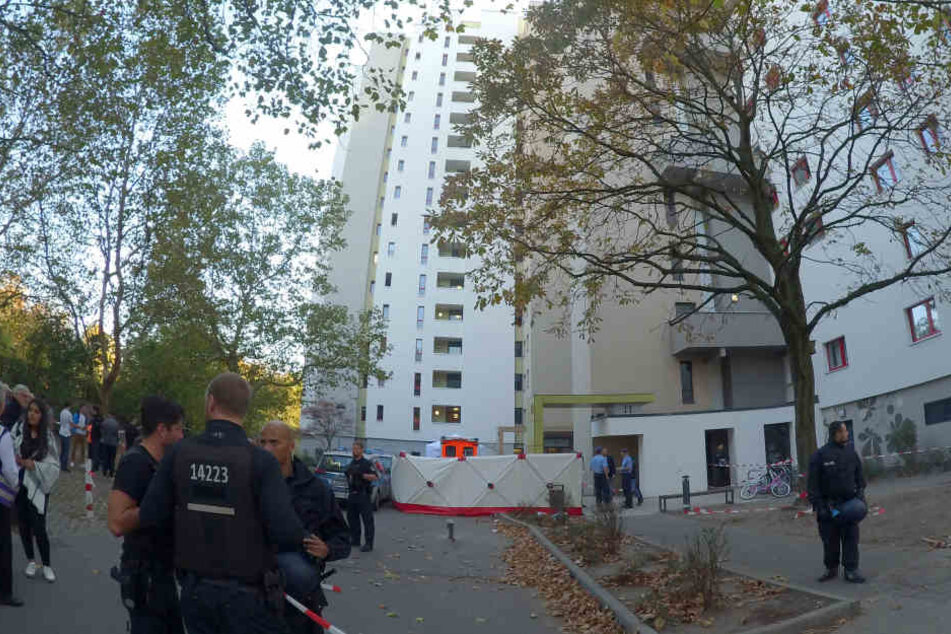 Einsatzkräfte sollen noch versucht haben, den Jungen zu reanimieren. Zudem ist das Haus, aus dem der Gegenstand geflogen sein soll, abgesperrt.