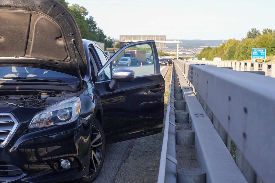 Unfall auf der A4 bei Dresden: Offenbar schlitterte ein am Unfall beteiligtes Auto an der Leitplanke entlang.