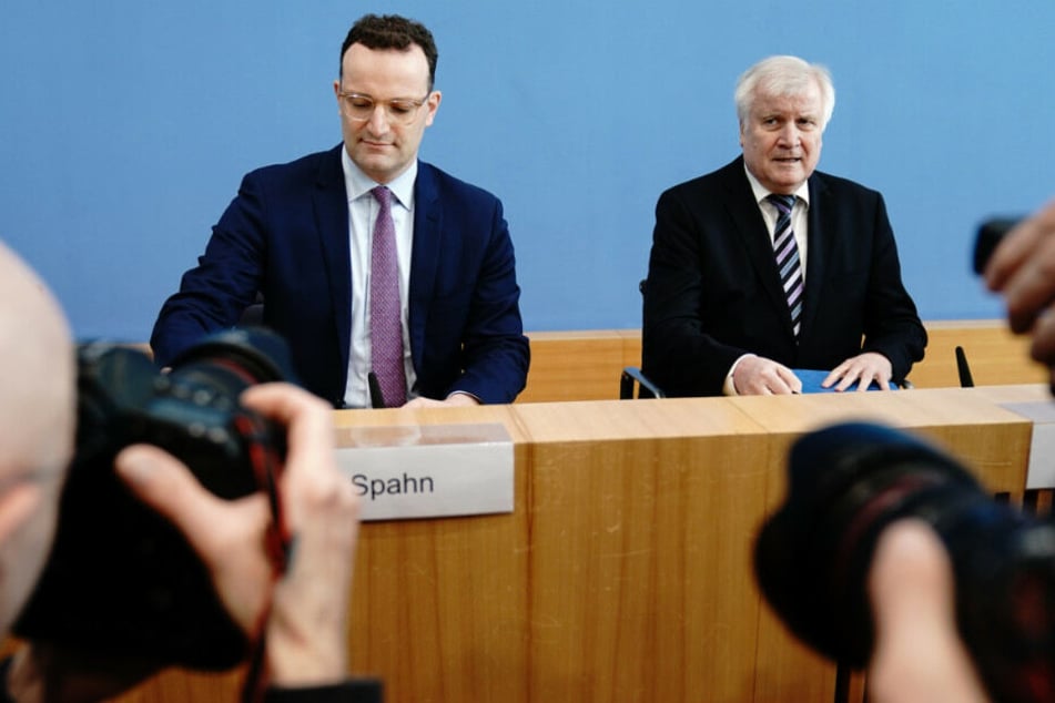 Bundesgesundheitsminister Jens Spahn (39, CDU, links) und Bundesinnenminster Horst Seehofer (70, CSU) geben eine Pressekonferenz zur Ausbreitung des Coronavirus und zur Einrichtung eines gemeinsamen Krisenstabs.
