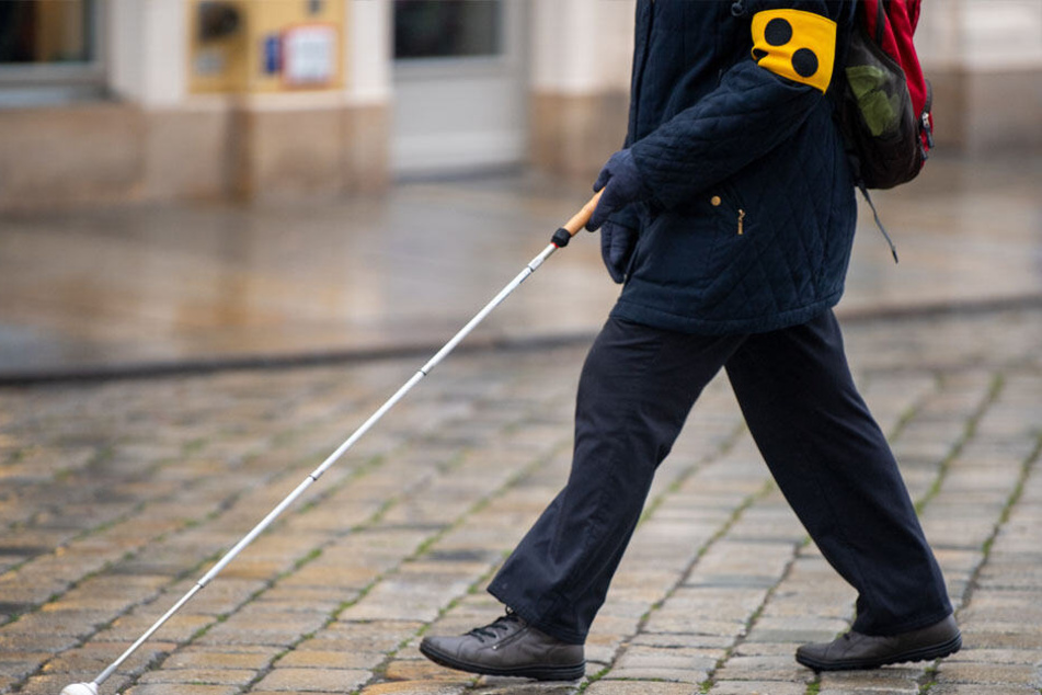 Ein sehbehinderter Senior attackierte die Beamten plötzlich. (Symbolbild)