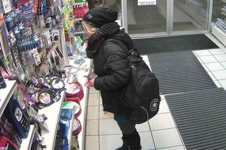 Besonders die Frau und ihre Kleidung sind auf den Bildern aus der Überwachungskamera sehr gut zu erkennen. Wer kennt sie?
