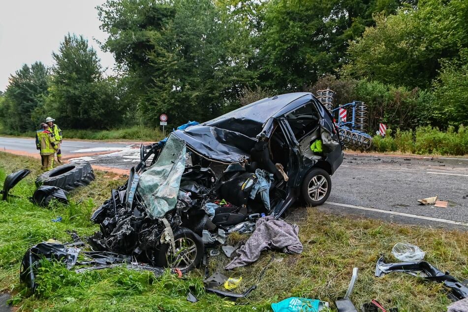 Am Donnerstagnachmittag kollidierte ein 21-jähriger Ford-Fahrer frontal mit einem Traktor und verstarb noch an der Unfallstelle.
