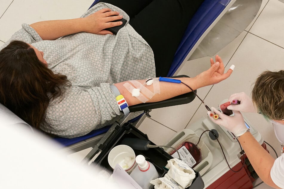 Kann das Blutplasma von Corona-Genesenen schwer kranken Covid-19-Patienten helfen? (Symbolbild)