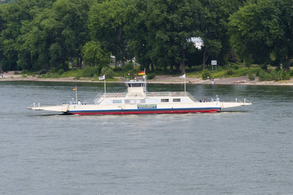 Altes Gewand, neues Innenleben: Die "Konrad-Adenauer" wird auch nach 57 Jahren weiter Passagiere über den Rhein befördern - nur künftig eben elektrisch. (Archivbild)