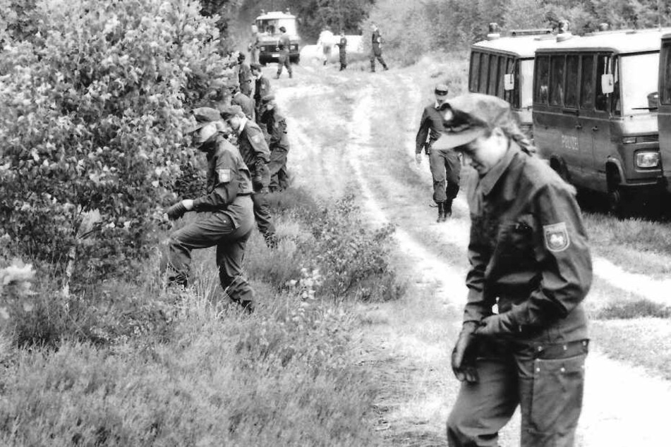 Auf der Suche nach dem Göhrde-Mörder durchkämmen Polizisten im Jahr 1989 einen Wald. (Archivbild)