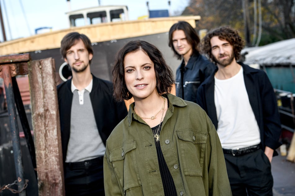 Bassist Johannes Stolle (39, l.-r.), Sängerin Stefanie Kloß (36), Gitarrist Thomas Stolle (37) und Schlagzeuger Andreas Nowak (38) von der Band Silbermond. (Archivbild)