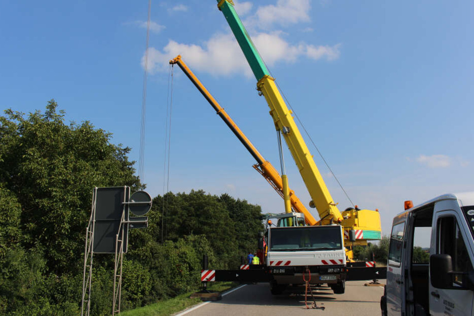 Kräne mussten den verunglückten Lkw den Hang hoch ziehen.