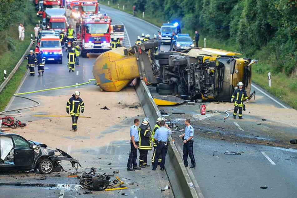 Eine Motorradfahrerin und ein Wagen rasten noch in die Unfallstelle.