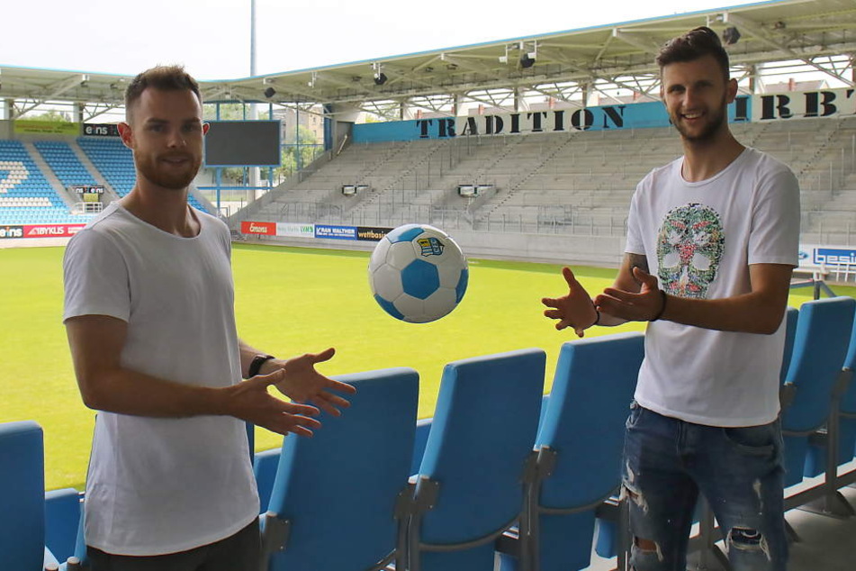 Bevor er sich in den Urlaub nach Kroatien verabschiedete, schaute sich Tobias Müller (l., mit Dejan Bozic) das CFC-Stadion an. Hier will er in der Regionalliga möglichst oft auflaufen.
