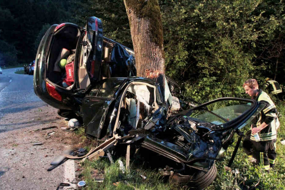 Ein zerstörtes Fahrzeugwrack steht an einer Unfallstelle. (Symbolbild)