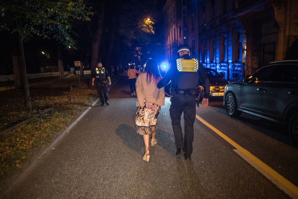 Während die mutmaßlich betrunkene Fahrerin von den Polizisten abgeführt wurde, beleidigte sie die Beamten lautstark.