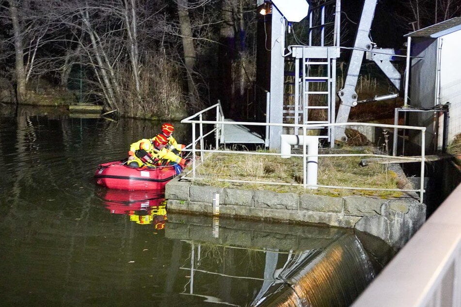 Die Feuerwehr konnte die leblose Person an einem Wehr ausfindig machen.