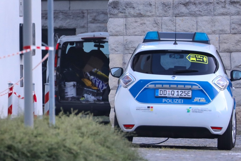 Im Hintergrund ist der weiße Transporter zu erkennen. In diesem sollten laut des Fahrers Sprengstoff und Gefahrenstoffe geladen sein. Es stellte sich jedoch heraus, dass dies nicht der Fall war.