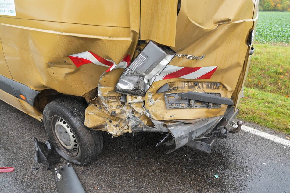 Der Transporter wurde am Heck schwer beschädigt.