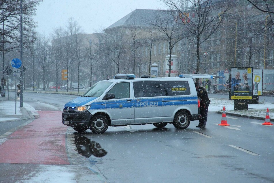 Die Polizei leitete den Straßenverkehr schon im Bereich "Zellescher Weg" ab, sodass es sich nicht an der Kreuzung Fritz-Foerster-Platz staute.