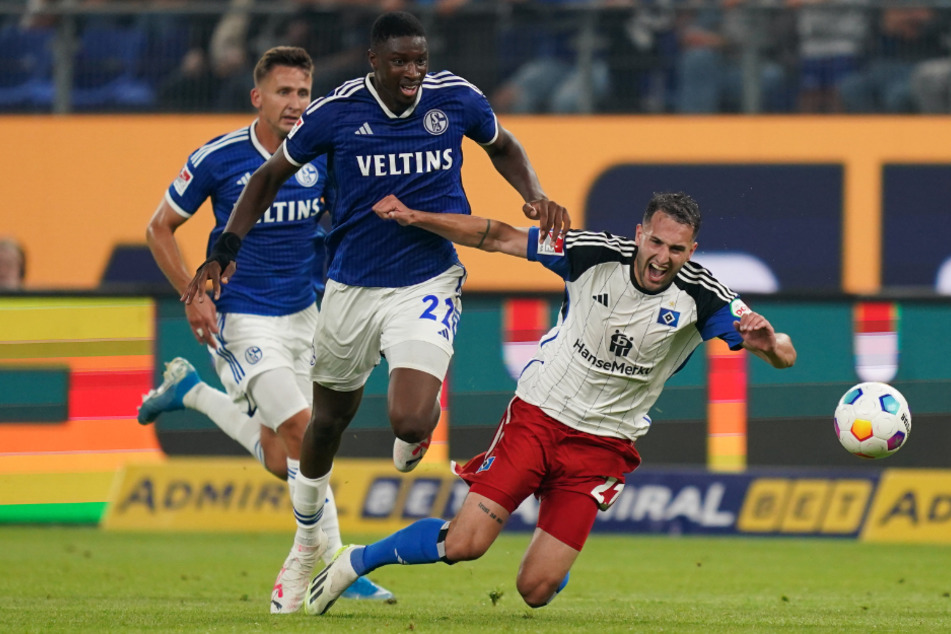 Schalke-Profi Ibrahima Cissé (22, M.) war bei der 3:5-Pleite der Knappen beim HSV die tragische Figur. Nach dem Spiel wurde er im Netz rassistisch beleidigt.