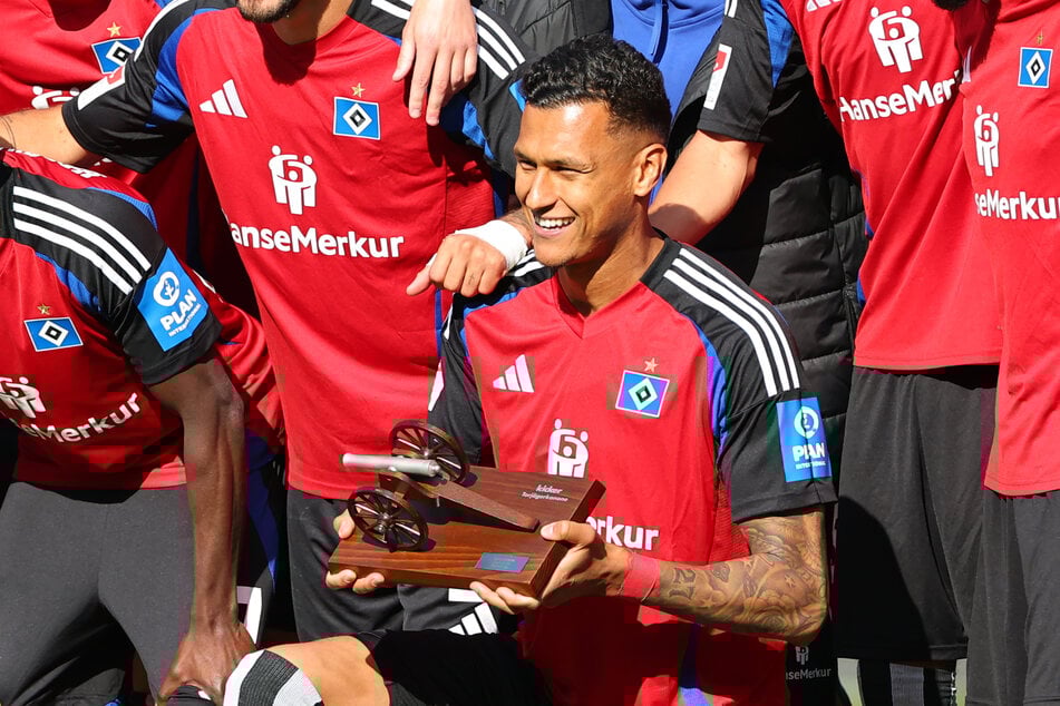Davie Selke erhielt die kicker-Torjägerkanone als Bester Torschütze der 2. Bundesliga 2024/25.