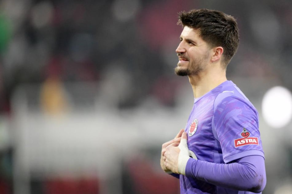 St.-Pauli-Keeper Nikola Vasilj (30) ärgerte sich über die mangelhafte Chancenverwertung.