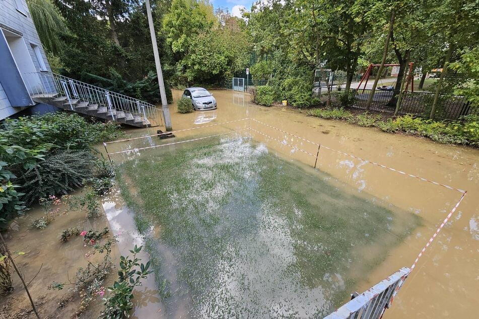 "Land unter!", hieß es am Dienstag im Leipziger Westen: In der Alten Salzstraße war ein Hauptwasserrohr kaputtgegangen.