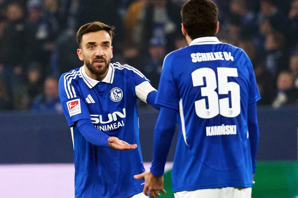 Kenan Karaman (l.) ist einer der Leader beim S04.