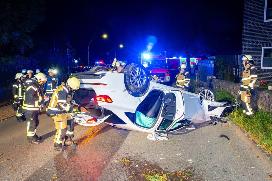 Der Audi überschlug sich bei dem Unfall und kam schließlich auf dem Dach zum Liegen.
