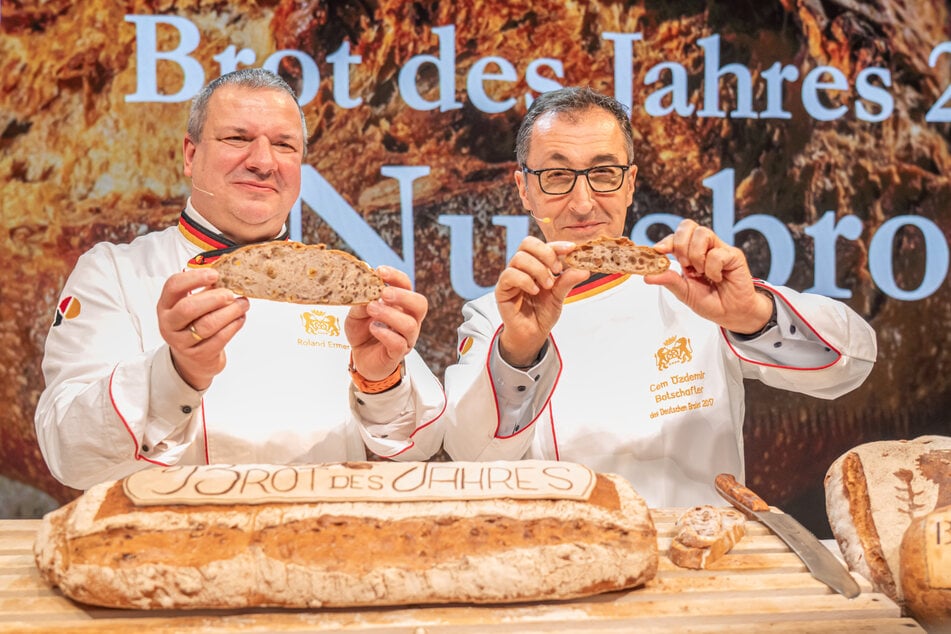 Das "Brot des Jahres" wurde noch mit dem ehemaligen Landwirtschaftsminister Cem Özdemir (59, Grüne) präsentiert.