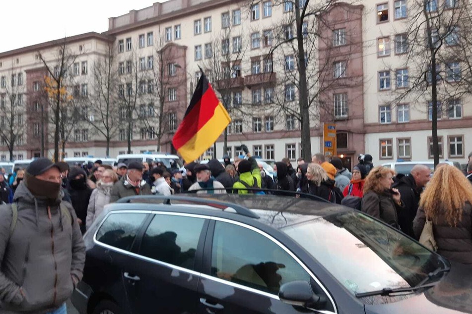 Teile der aufgelösten Demo haben sich unweit des Wilhelm-Leuschner-Platzes versammelt.