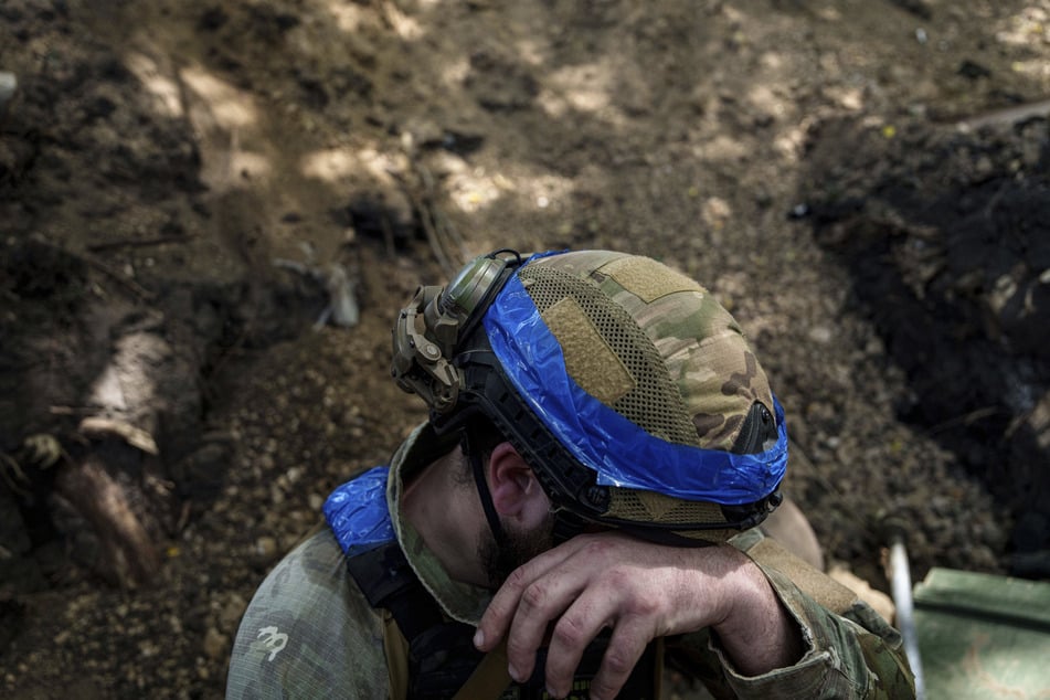 Kämpfe im Nordosten der Ukraine sollen laut dem Kreml weiter andauern. Das Foto zeigt einen ukrainischen Soldaten in der Region.