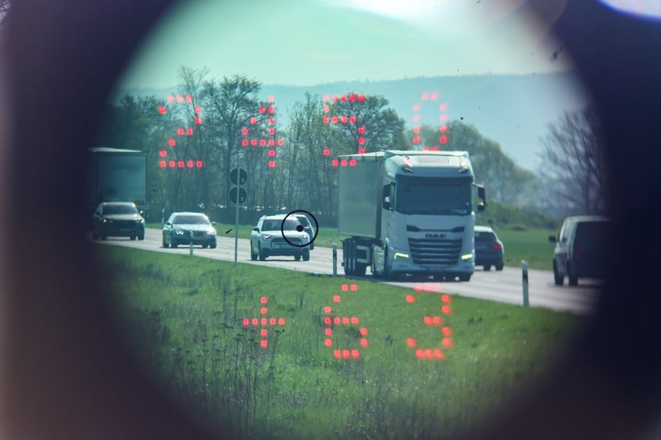 Das Lasermessgerät zeigt es an: Die Geschwindigkeit des Autos beträgt 63 km/h und ist damit unterhalb der Höchstgeschwindigkeit von 100 km/h in diesem Bereich.