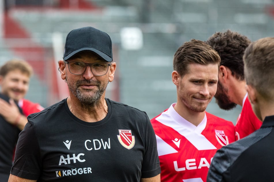 Pele Wollitz (60) mit seinem Kapitän Axel Borgmann (31), der zu den letzten gesetzten Aufstiegshelden gehört.