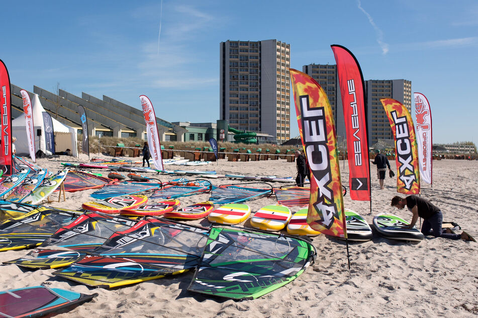 Windsurfer präparieren am Strand der Ostsee am Rand des Surf-Festivals am Südstrand ihre Bretter.