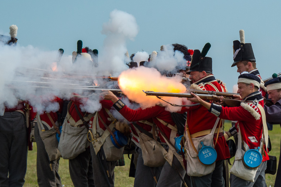 Als Soldaten verkleidete Darsteller feuern bei Lüben ihre Waffen ab. Die Schlacht an der Göhrde gegen die Truppen Napoleons fand am 16. September 1813 statt.