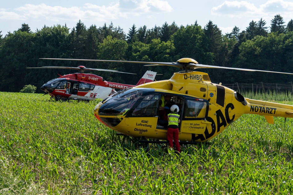 Zwei der verletzten Personen wurden mit einem Hubschrauber in unterschiedliche Kliniken gebracht.