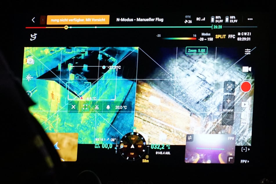 Mithilfe von Wärmebildkameras machen die Kameraden die letzten Glutnester aus. Laut Polizei wurde bei dem Brand Samstagnacht niemand verletzt.